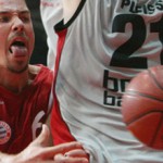 Bayern Munich point guard Steffen Hamann dishes an assist - Photo by © Fishing4
